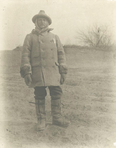 Portrait von Stein in Expeditionskleidung und Filzstiefeln.