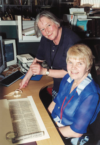 Frances Wood mit Ksenia Kepping während ihres letzten Besuches in der British Library.