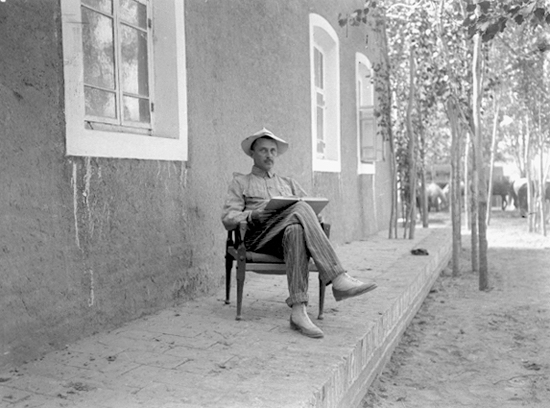 Mannerheim vor seiner Unterkunft in Kashgar (1906).